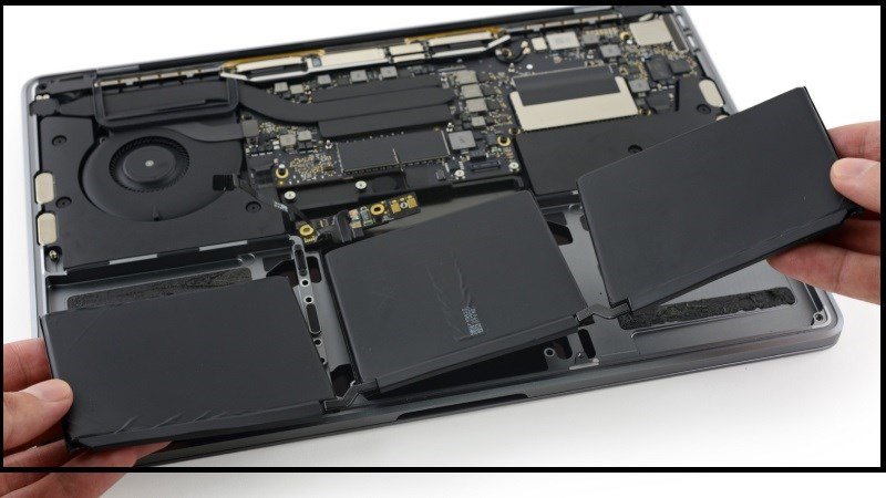 Dấu hiệu pin laptop bị phồng rõ ràng qua khe hở màn hình