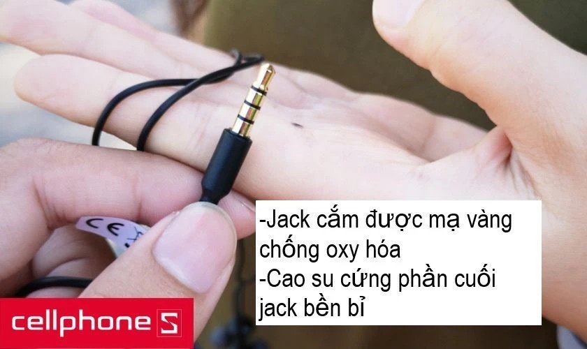Đầu jack cắm 3.5mm mạ vàng hình chữ L của tai nghe JBL C150SI tăng cường độ bền