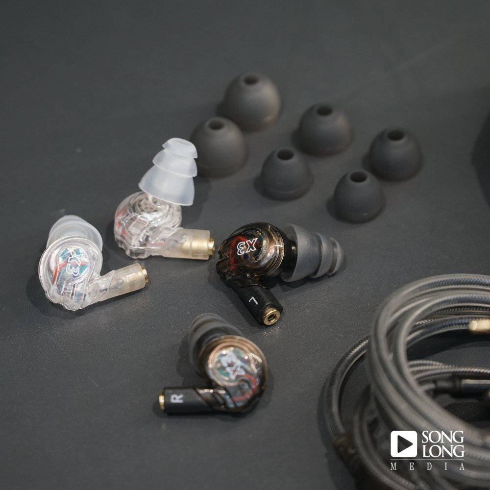Dây cáp và earpiece tai nghe Moxpad X3 màu xanh
