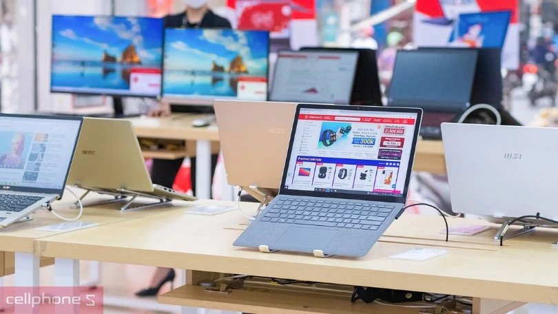 Dãy laptop đa dạng về thương hiệu và mẫu mã được trưng bày tại cửa hàng