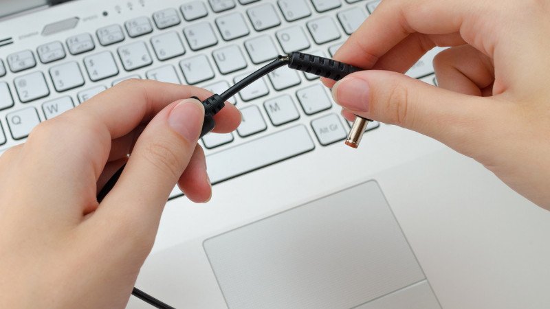 Dây sạc ảnh hưởng đến khả năng pin laptop Asus sử dụng được máy tính