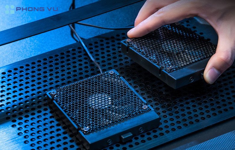 Đế tản nhiệt có quạt thường có nhiều fan, đẩy luồng khí mát vào laptop