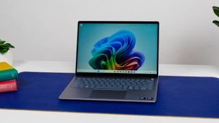 Dell 14 Plus 2-in-1 ở chế độ vỏ sò