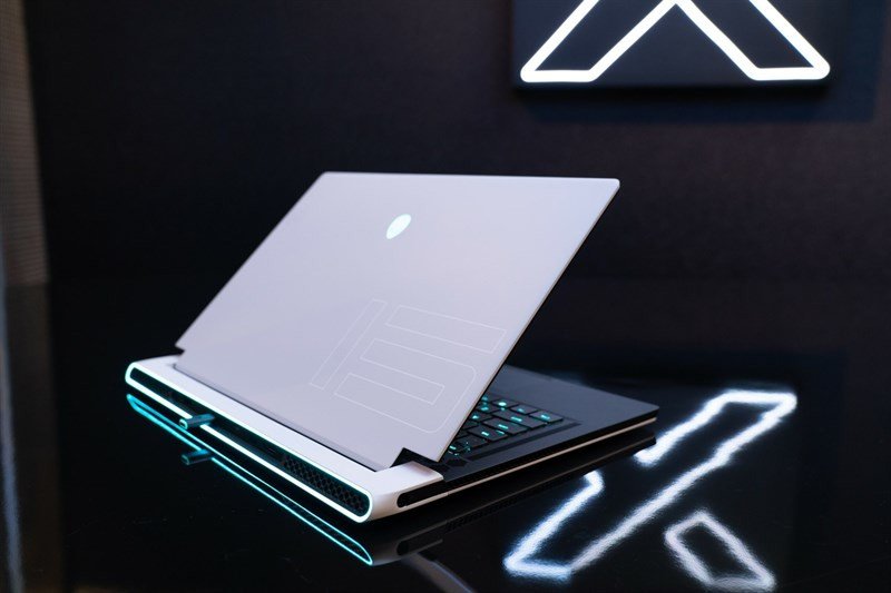 Dell ALIENWARE X17 với hệ thống tản nhiệt mạnh mẽ, duy trì hiệu năng ổn định