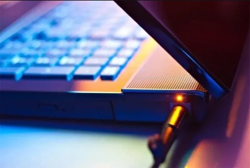Đèn báo sạc pin laptop Dell chuyển màu và nhấp nháy