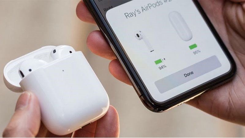Đèn LED màu xanh lá cây báo hiệu hộp sạc tai nghe không dây đã đầy pin