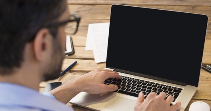 Đèn nguồn laptop không sáng, cho thấy lỗi nguồn nghiêm trọng, cần kiểm tra và có thể sử dụng giải pháp khởi động laptop không cần nút nguồn nếu nút nguồn bị ảnh hưởng.