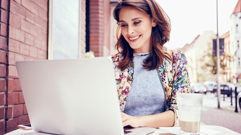 Di chuyển gần điểm phát Wi-Fi để cải thiện kết nối laptop