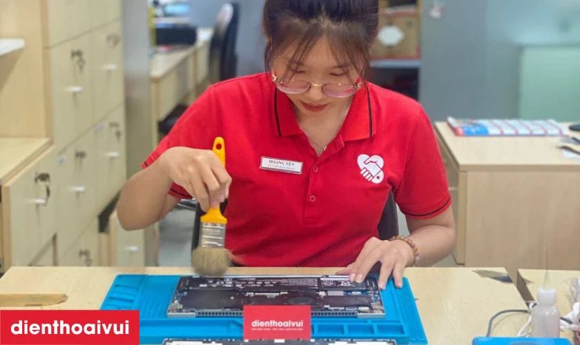 Dịch vụ vệ sinh laptop lấy liền chuyên nghiệp