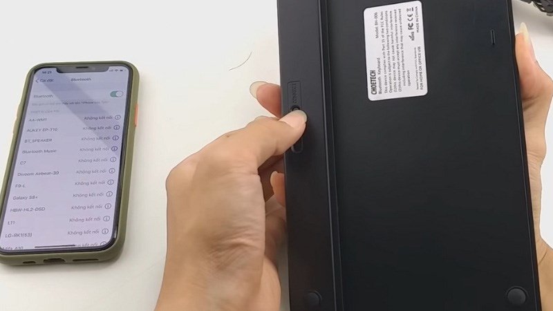 Điện thoại đang hiển thị cài đặt Bluetooth và bàn phím không dây sẵn sàng kết nối, minh họa cách kết nối bàn phím laptop với điện thoại qua Bluetooth