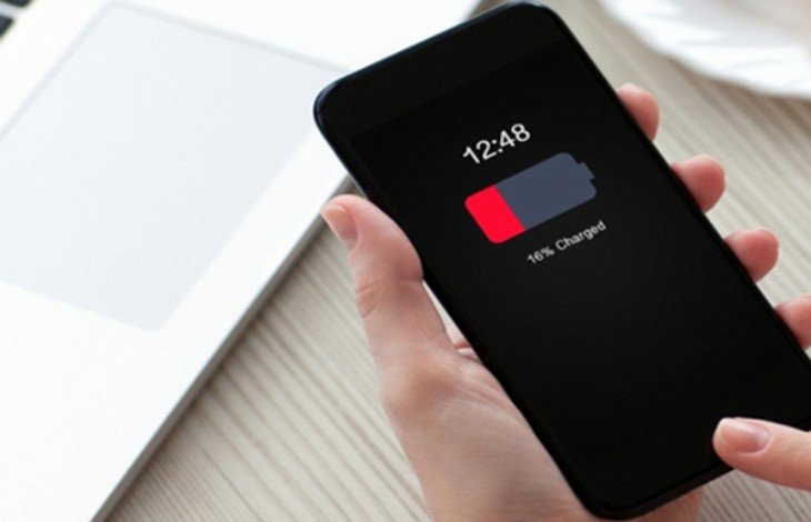 Điện thoại đang sạc qua cổng USB của laptop với biểu tượng pin đang nạp chậm