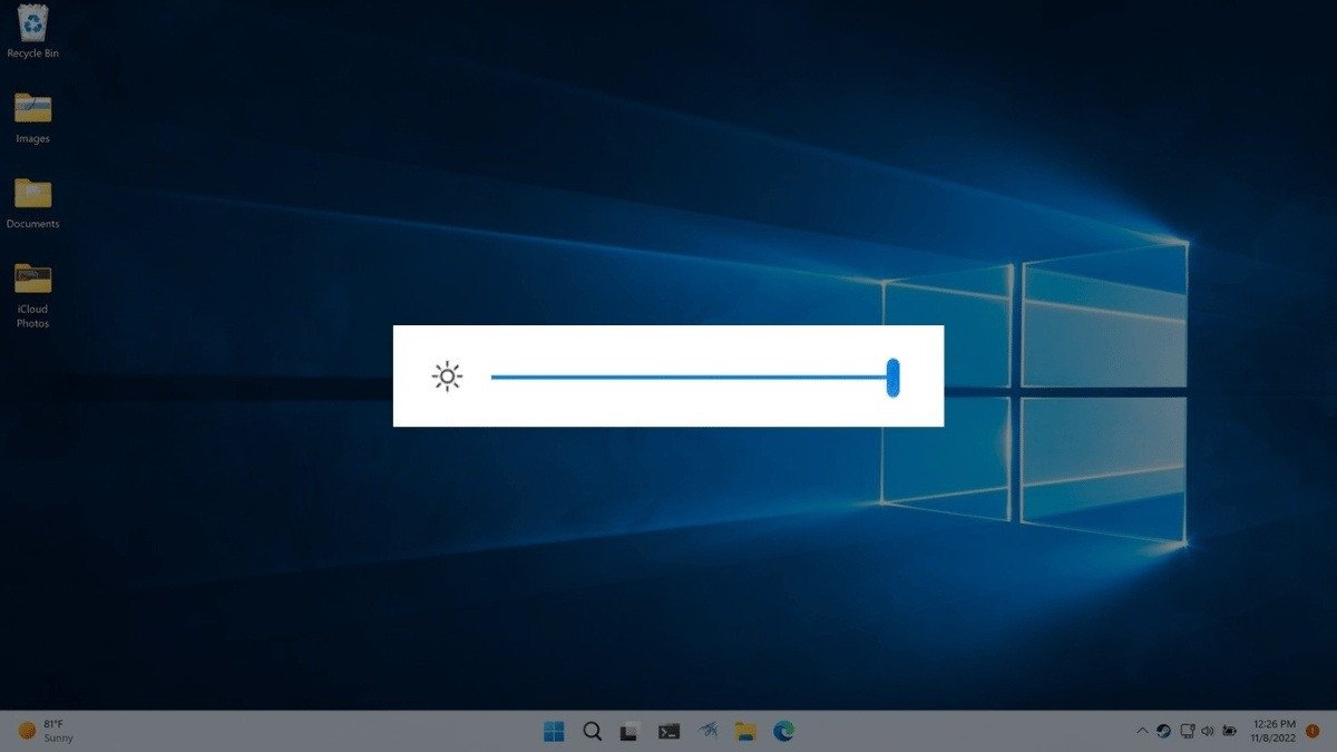 Điều chỉnh độ sáng màn hình ở mức hợp lý giúp tiết kiệm pin và giảm gánh nặng khi cắm sạc laptop liên tục