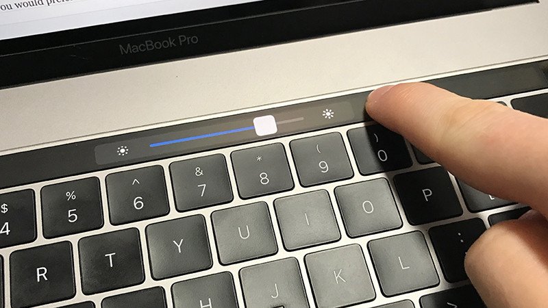 Điều chỉnh thanh trượt trên Touch Bar để tắt đèn bàn phím laptop MacBook