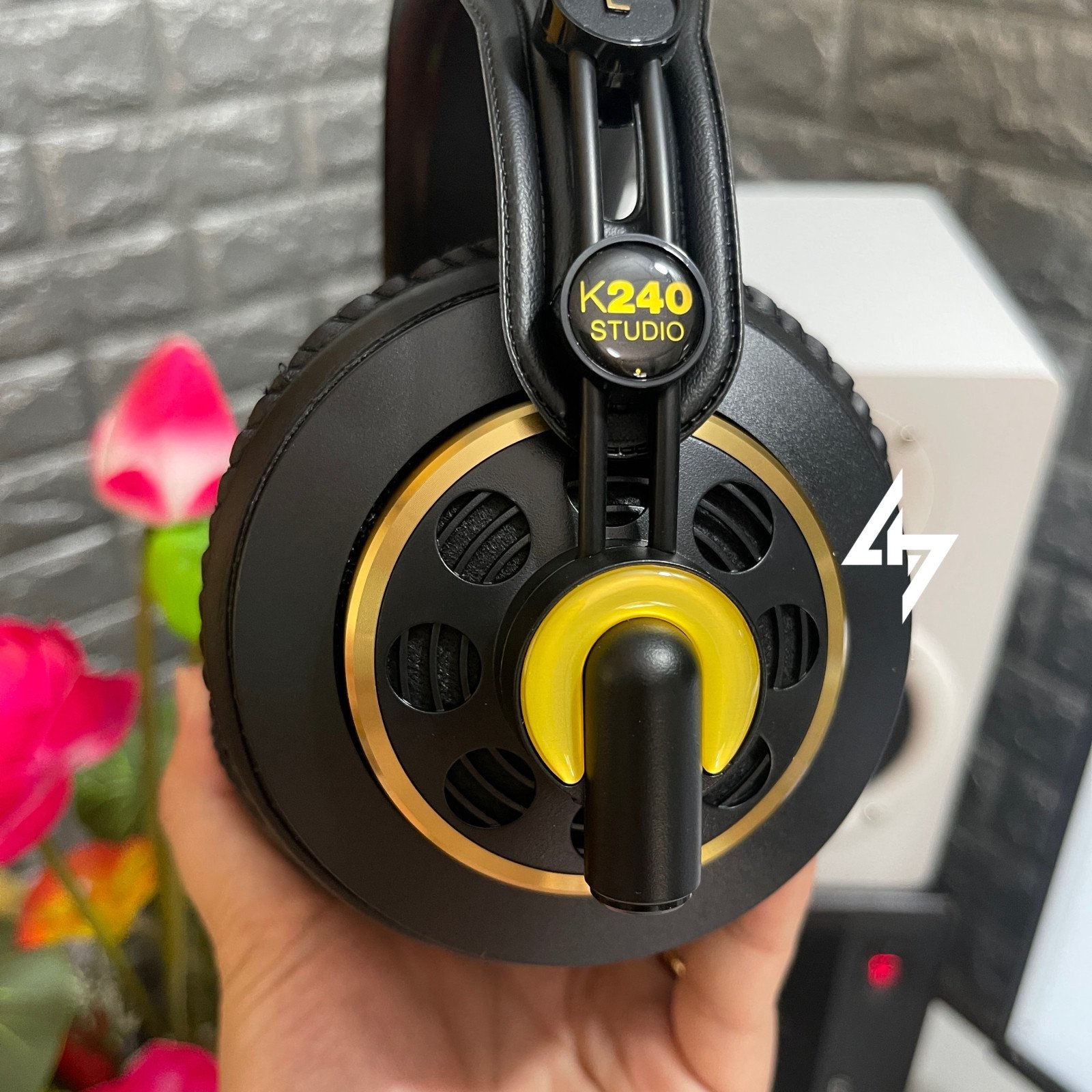 Độ bền bỉ và tính linh hoạt của tai nghe kiểm âm AKG K240
