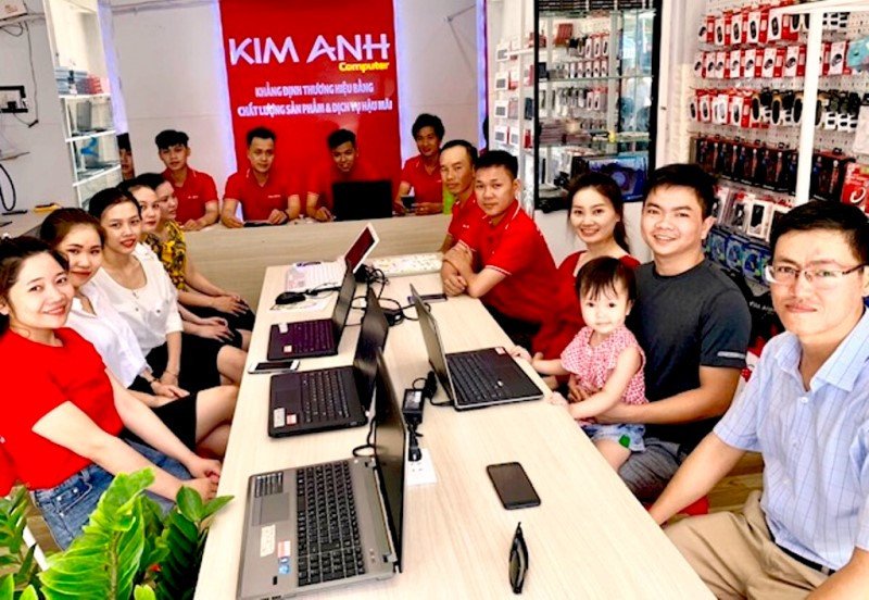 Đội ngũ kỹ thuật viên chuyên nghiệp tại Kim Anh Huế hỗ trợ khách hàng mua laptop