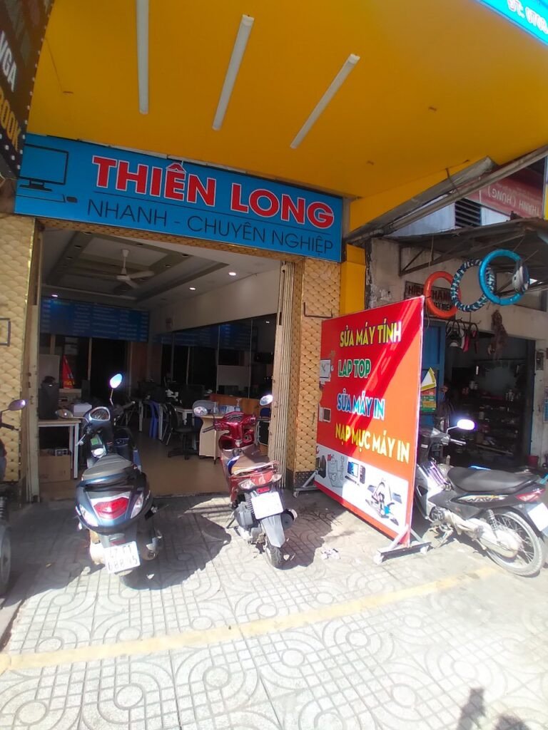 Đội ngũ kỹ thuật viên đang khắc phục sự cố máy tính tại địa chỉ sửa máy tính uy tín ở quận Bình Thạnh