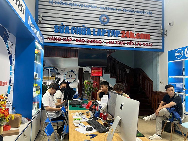 Đội ngũ kỹ thuật viên đang sửa chữa laptop chuyên nghiệp tại Long Biên