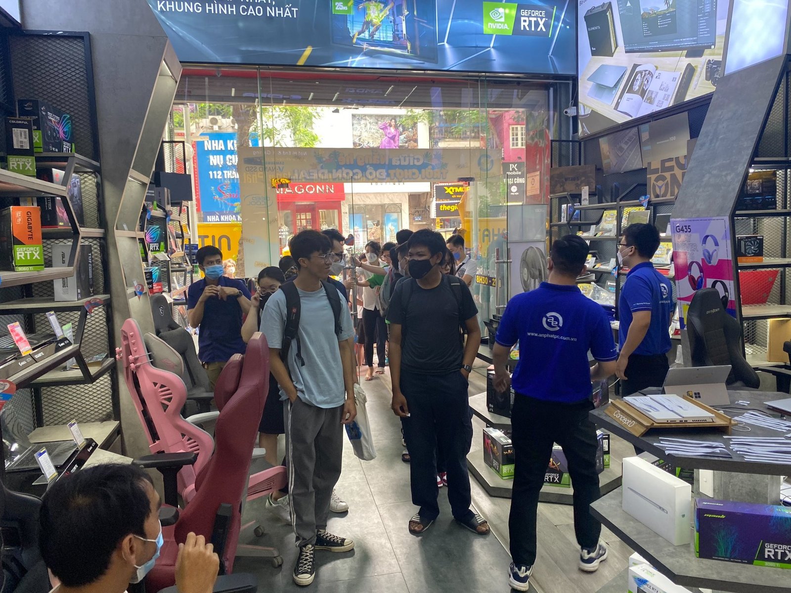 Đội ngũ nhân viên tư vấn linh kiện laptop chuyên nghiệp ở Thái Hà