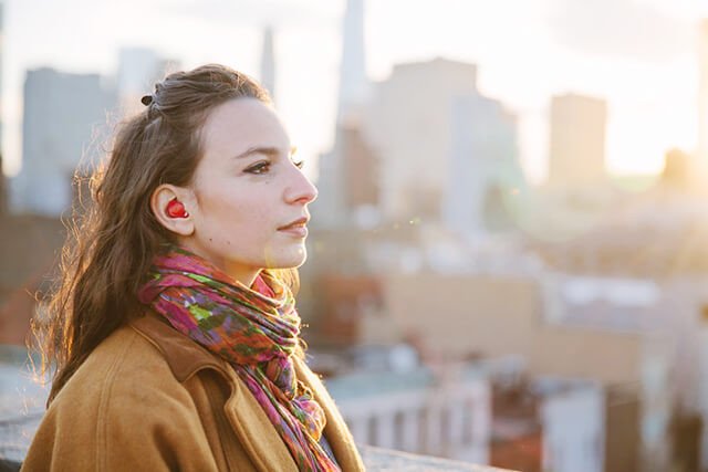 Đôi tai nghe phiên dịch Pilot không dây màu đen với thiết kế nhỏ gọn, tinh tế, đặt trên bàn làm việc, sẵn sàng cho hội thoại đa ngôn ngữ.