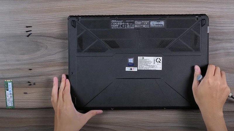 Đóng nắp máy lại