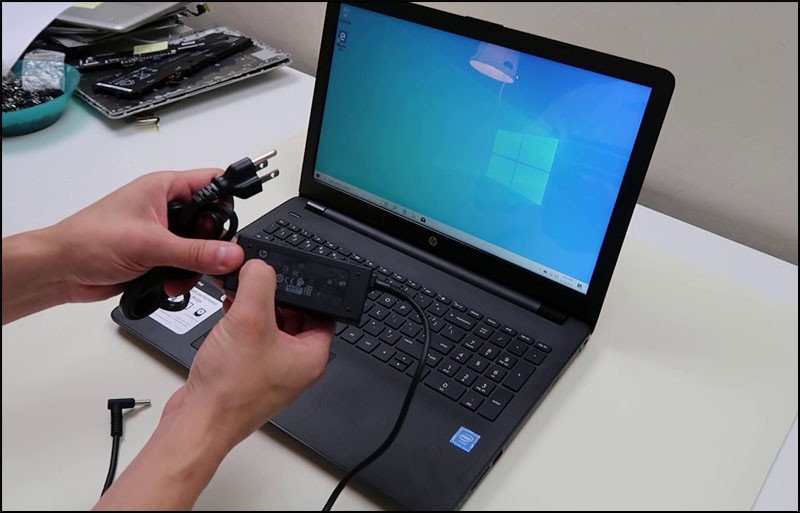 Đưa laptop đến trung tâm sửa chữa khi sạc laptop ko vào pin