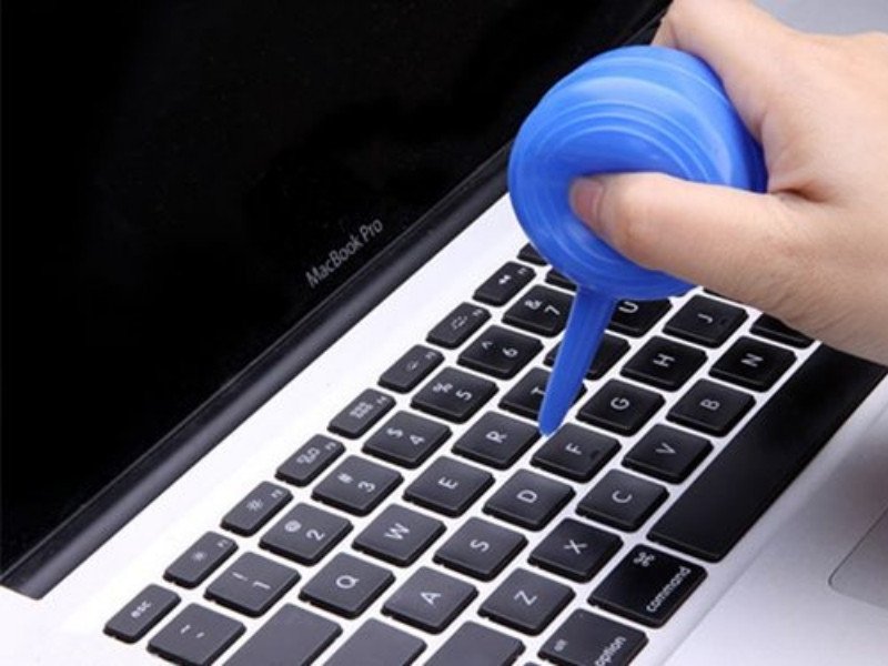 Dùng bóng thổi bụi trên bàn phím laptop
