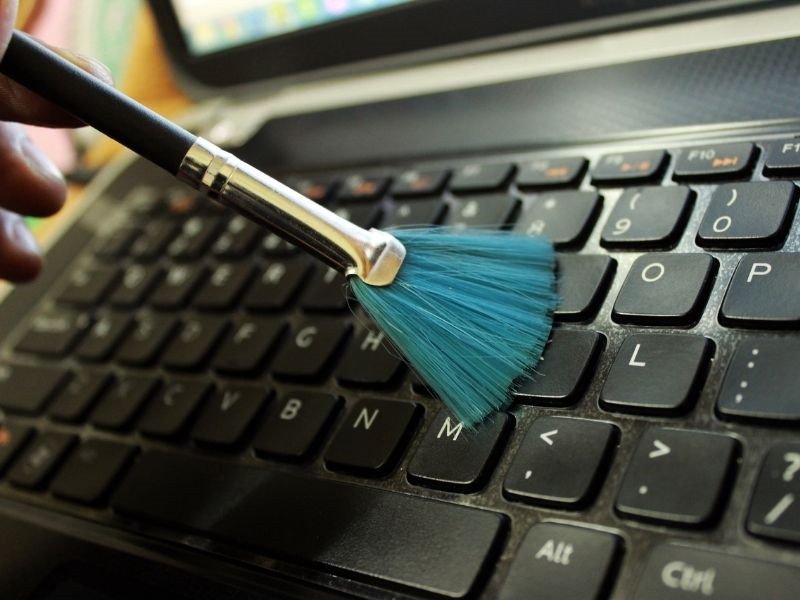 Dùng cọ quét vệ sinh bàn phím laptop hàng ngày