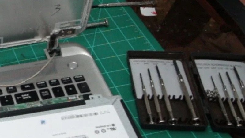 Dụng cụ cần thiết để tự sửa cáp màn hình laptop tại nhà