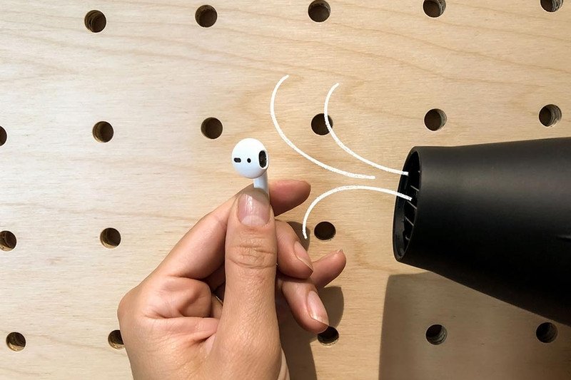 Dùng máy sấy ở chế độ lạnh làm khô tai nghe bluetooth