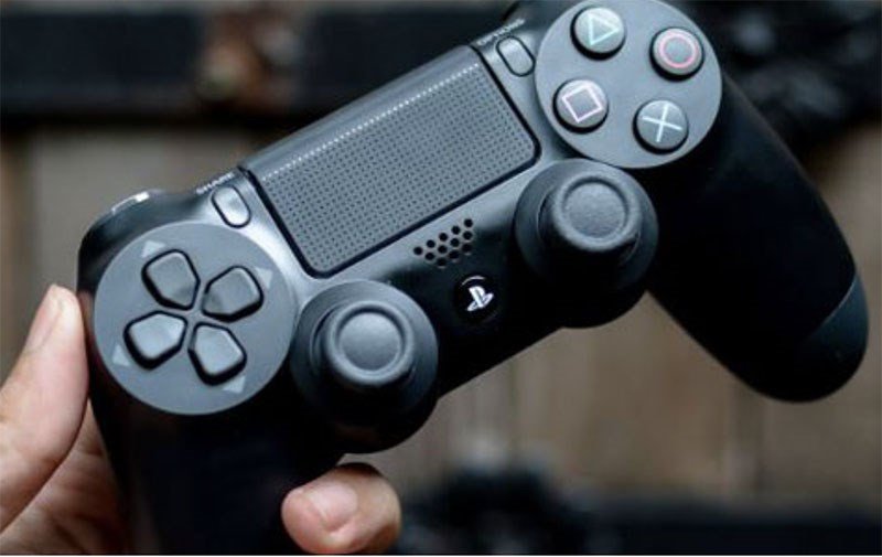 Game thủ trải nghiệm chơi game thoải mái với tay cầm trên máy tính xách tay