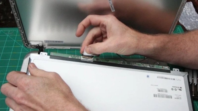 Gắn cáp màn hình laptop mới vào các cổng kết nối một cách chính xác