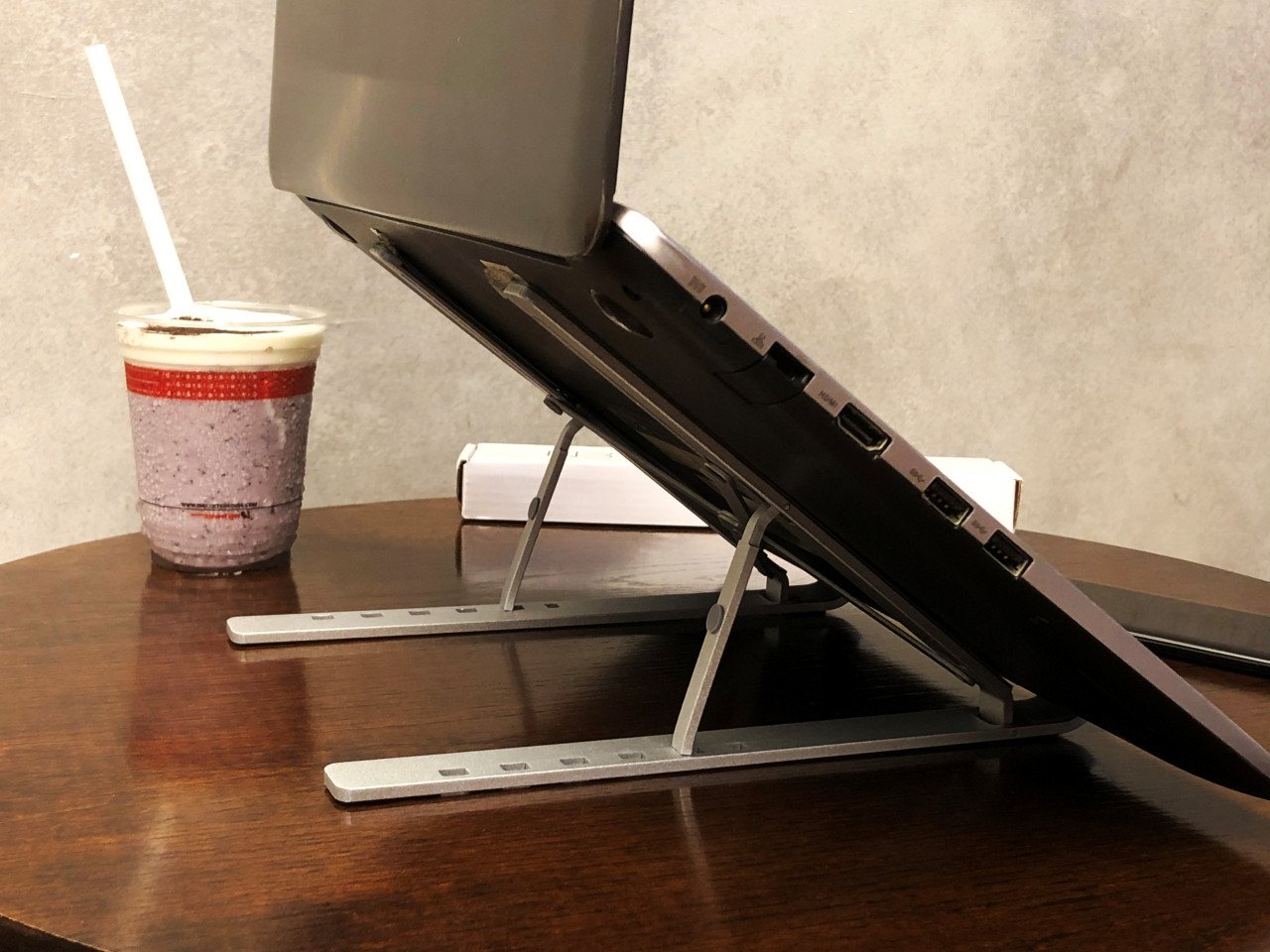 Giá đỡ laptop để bàn giúp cải thiện tư thế làm việc hiệu quả