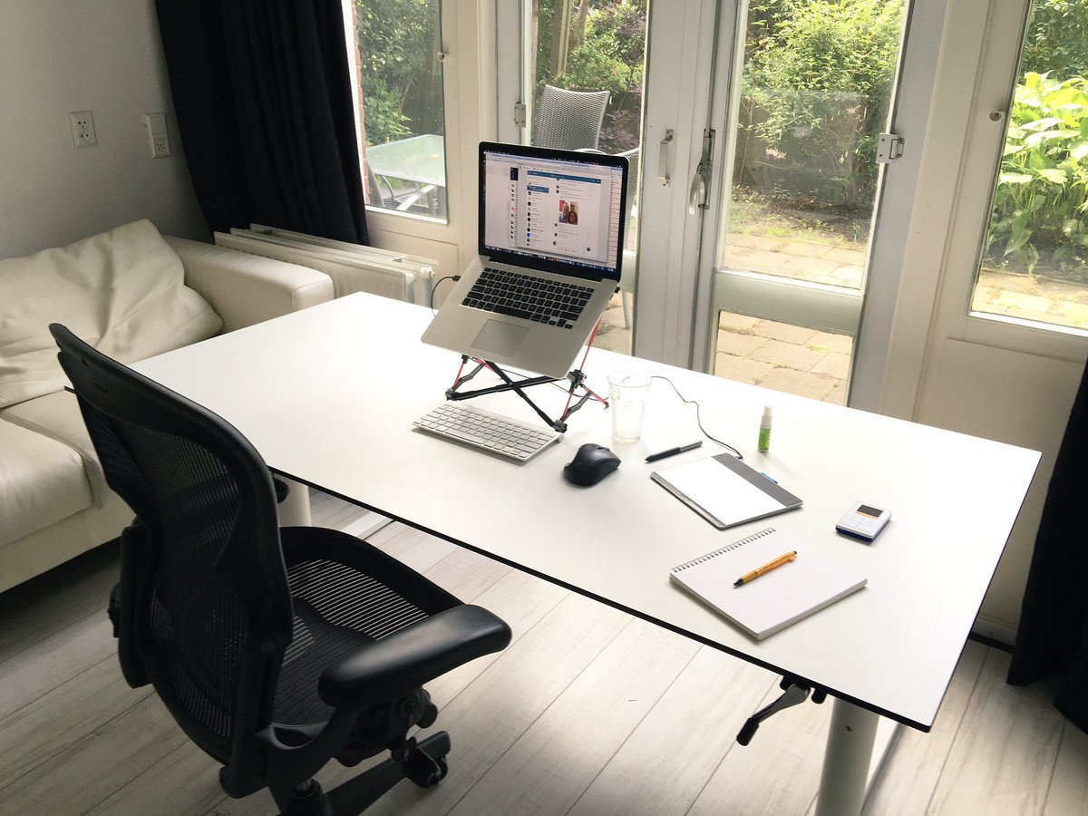 Giá đỡ laptop để bàn linh hoạt cho nhiều không gian làm việc