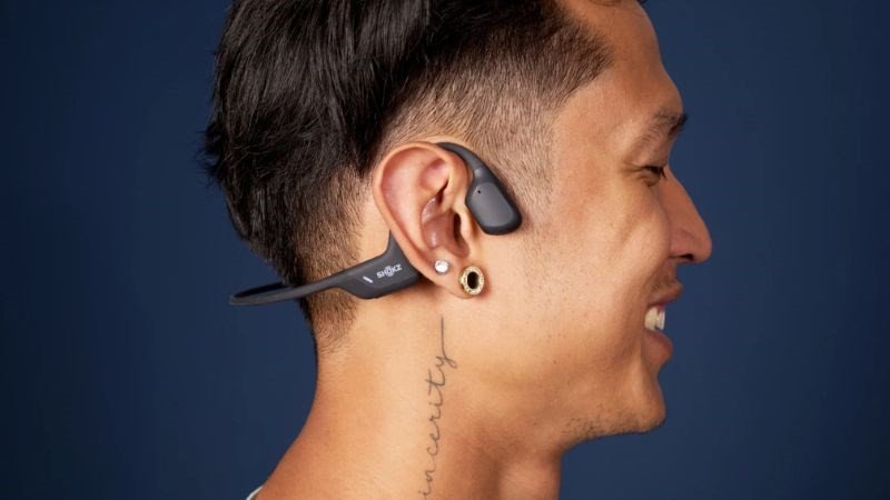 Giá thành của tai nghe truyền qua xương thường cao hơn các loại tai nghe thông thường