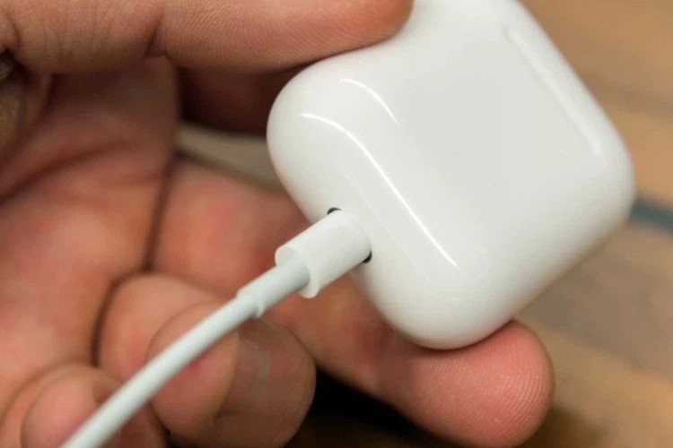 Giải pháp sạc tai nghe Bluetooth khi không có bộ sạc riêng