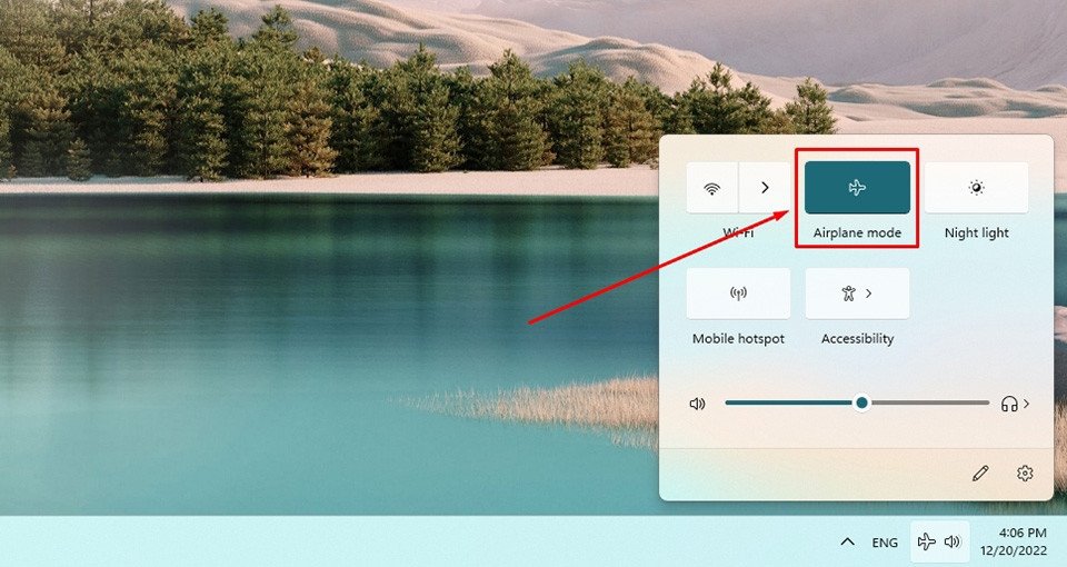 Giao diện Action Center trên Windows 11, hiển thị biểu tượng Chế độ máy bay đang bật, khắc phục lỗi laptop mất kết nối Wi-Fi.