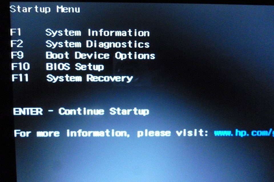 Giao diện BIOS/UEFI để xem tên laptop