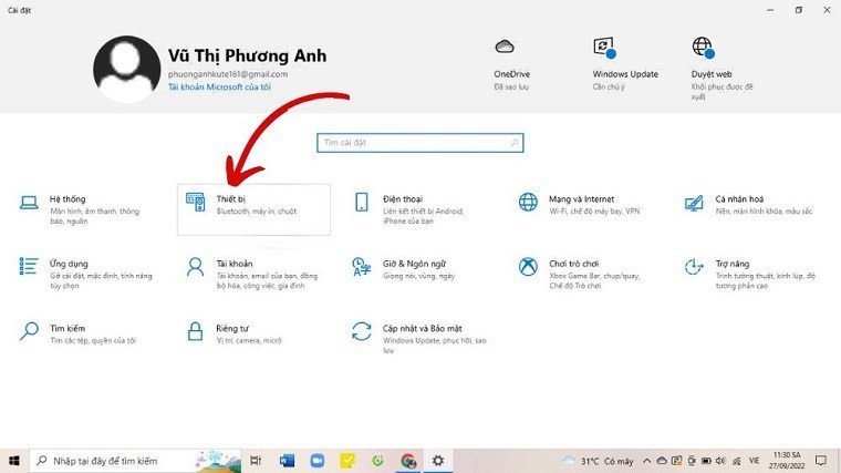 Giao diện cài đặt Windows đang hiển thị các tùy chọn thiết bị, nơi người dùng có thể điều chỉnh độ nhạy bàn di chuột