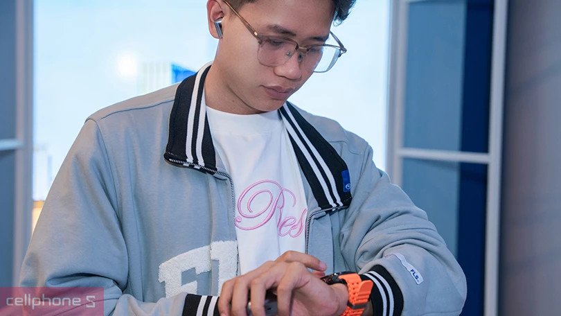 Giao diện điện thoại hiển thị tính năng phiên dịch AI kết nối với tai nghe Samsung Buds Pro 3