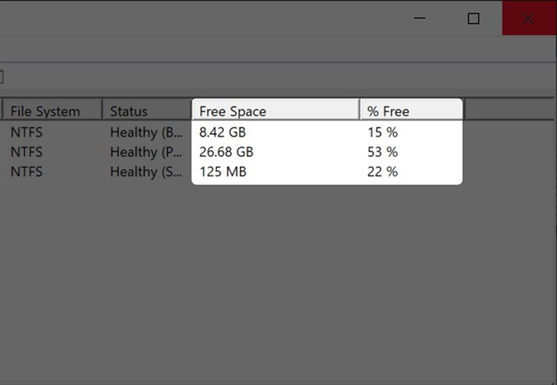 Giao diện Disk Management hiển thị dung lượng còn trống trên laptop Windows