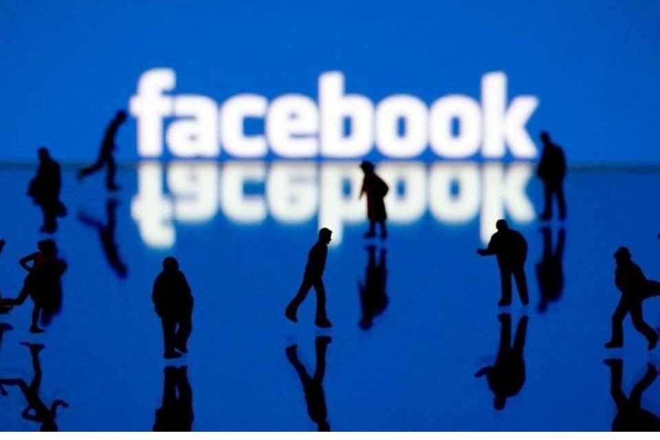 Giao diện người dùng Facebook trên laptop