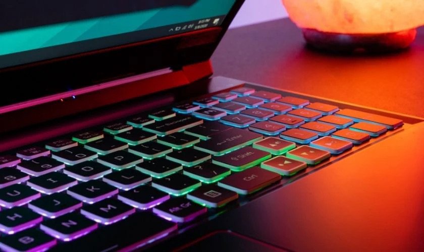 Giao diện phần mềm NitroSense hiển thị các tùy chọn để đổi màu đèn bàn phím trên Acer Aspire 7