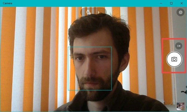 Giao diện ứng dụng Camera và nút chụp ảnh trên laptop Win 10