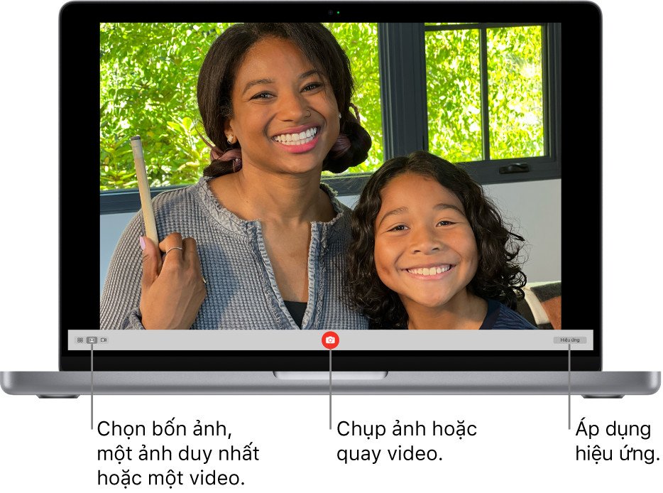 Giao diện ứng dụng Photo Booth trên laptop hiển thị tùy chọn chụp ảnh và hiệu ứng