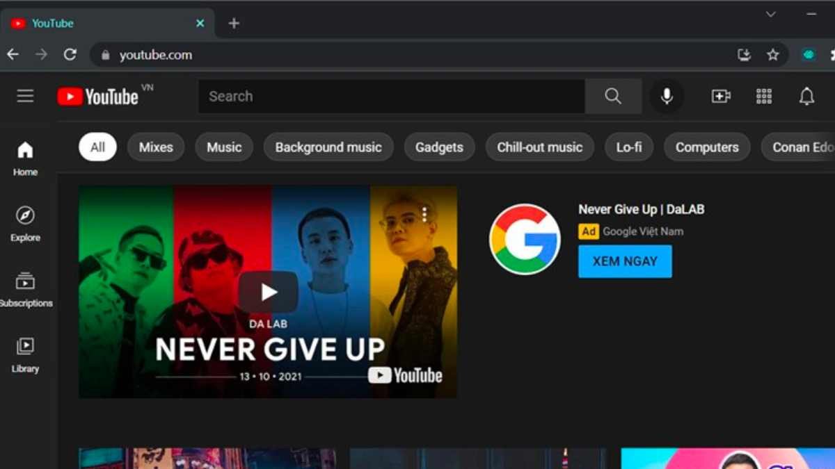 Giao diện YouTube trên trình duyệt và vị trí các tùy chọn tải YouTube về máy tính