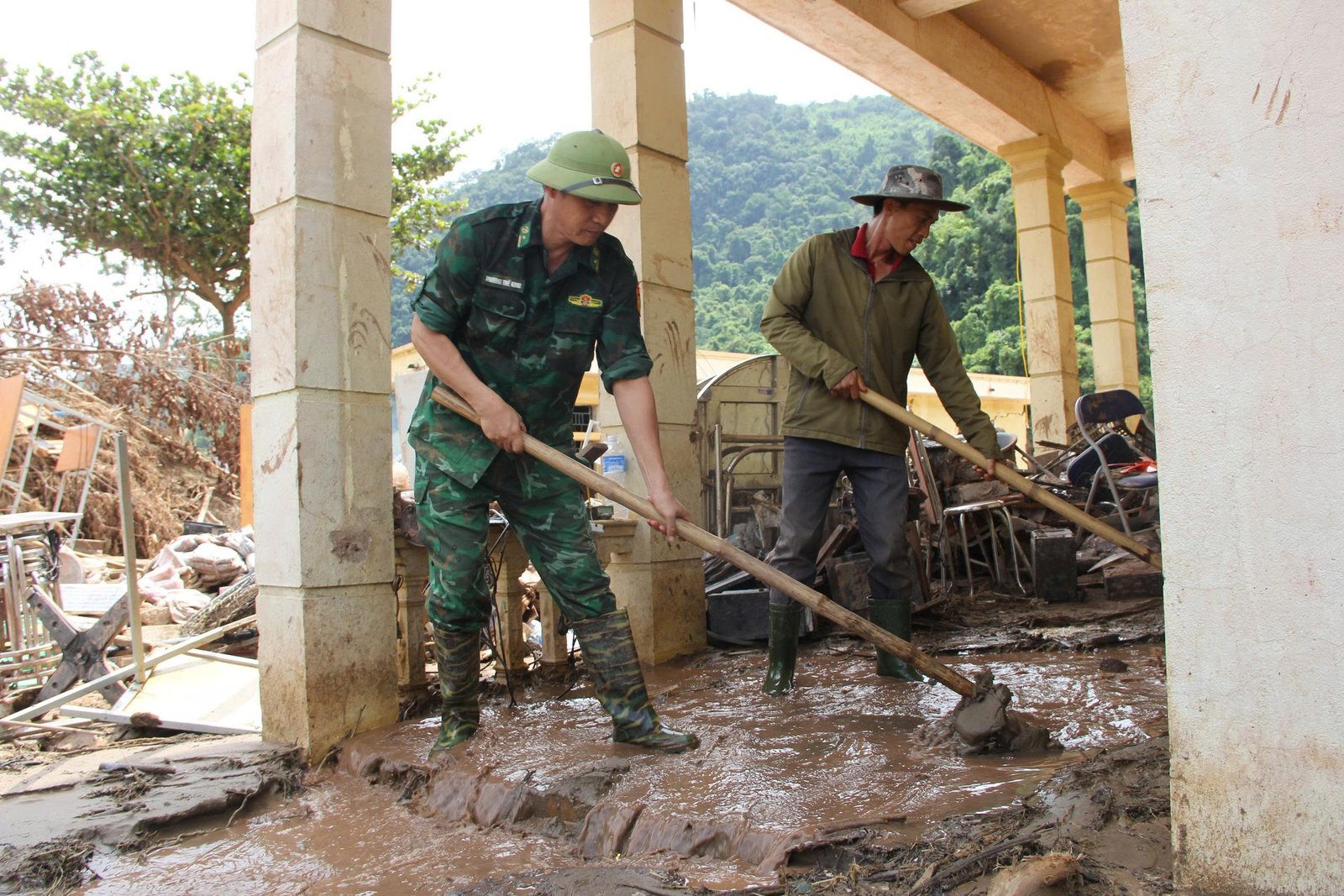 Giáo viên và bộ đội biên phòng nỗ lực dọn dẹp trường học bị ngập bùn đất