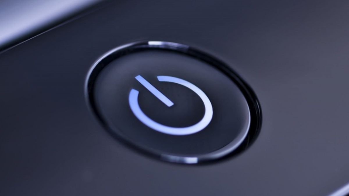 Giữ nút nguồn để tắt và khởi động lại laptop