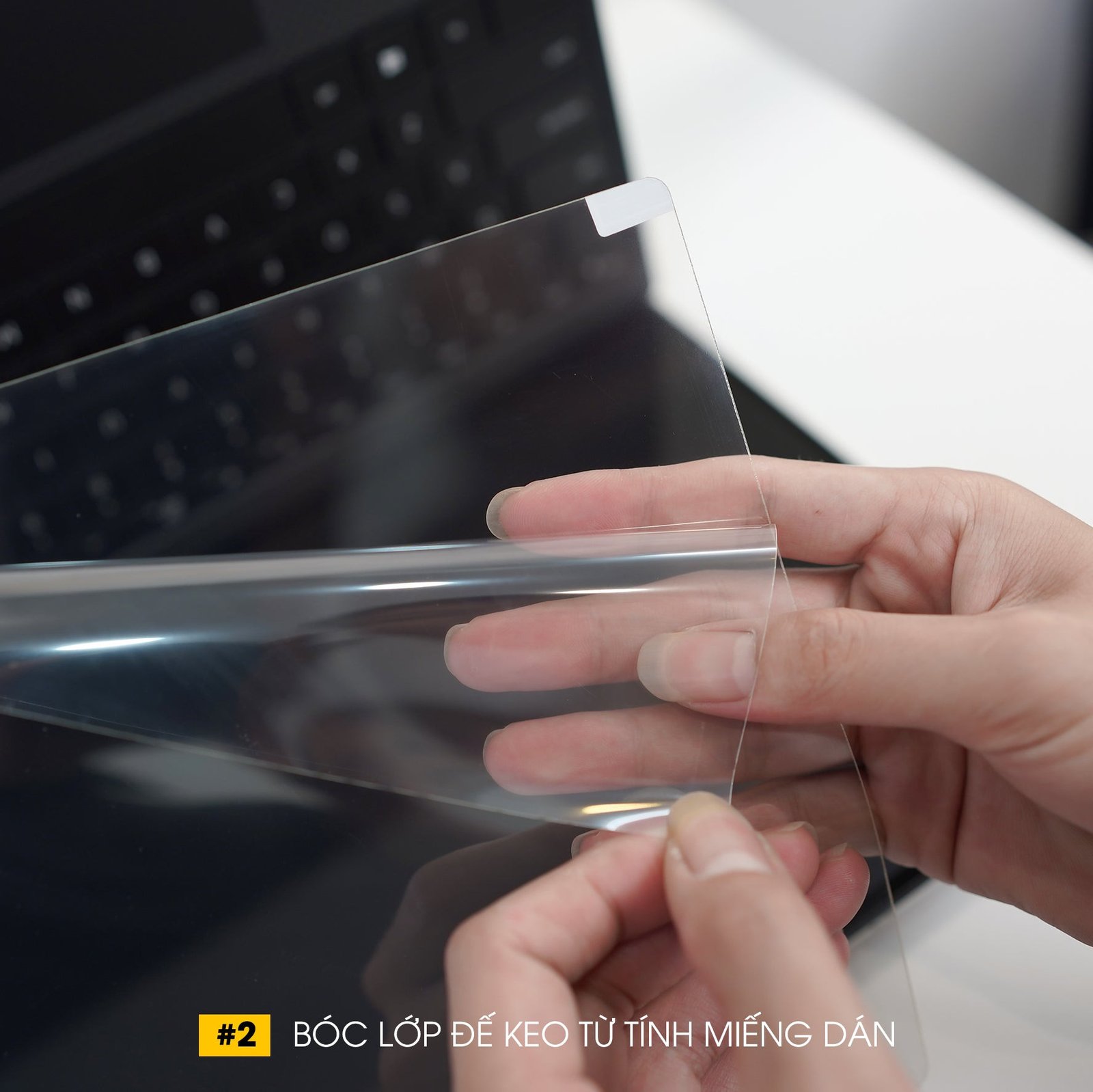 Gỡ lớp keo bảo vệ từ tấm dán màn hình laptop một cách cẩn thận trước khi dán.