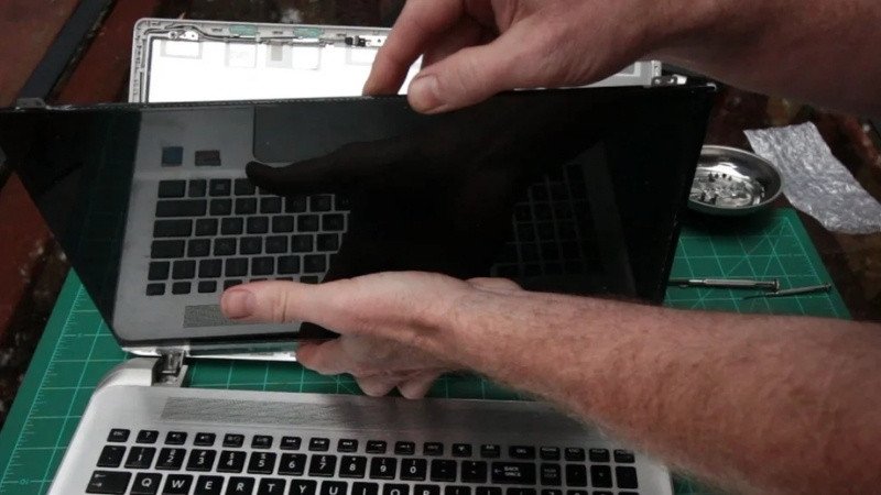 Gỡ màn hình laptop khỏi thân máy để sửa cáp