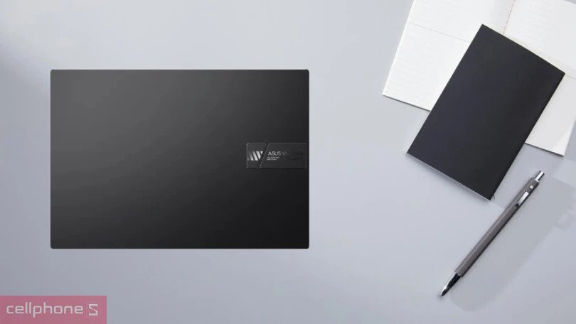 Góc nhìn bên phải của laptop gaming ASUS Vivobook 16X K3605ZF-RP634W, thể hiện các cổng kết nối và khe tản nhiệt